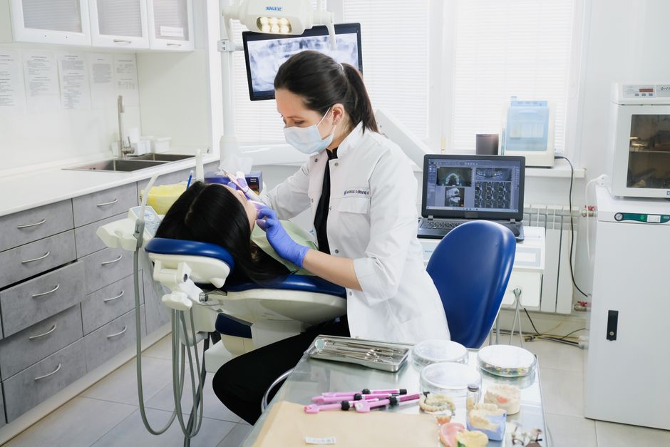 Albirea Dentara: Metode, Preturi si Riscuri pentru Dintii Tai