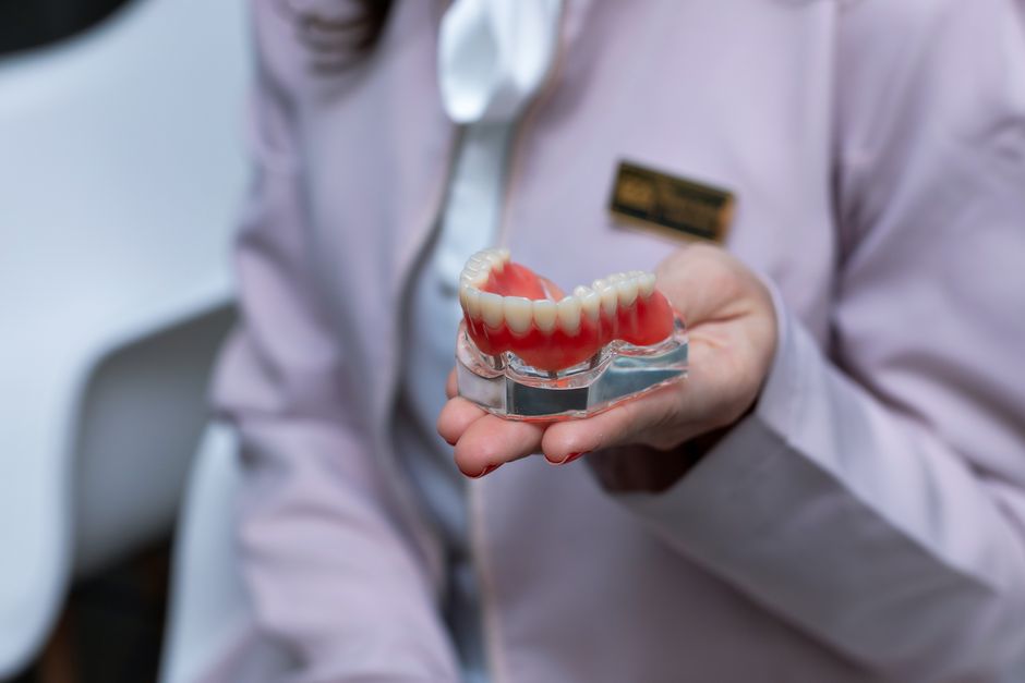 Cât costă o proteză dentară în România: tipuri și prețuri