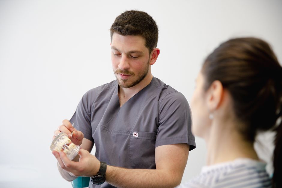 Cum influenteaza stresul sanatatea dintilor si gingiilor
