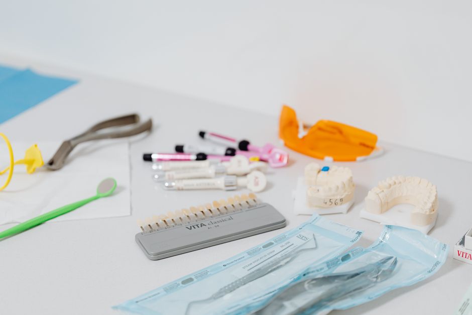 Cum se face un implant dentar pas cu pas, pe înțeles