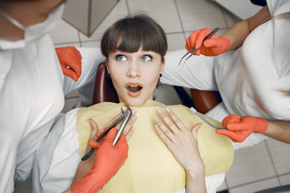 Gingia umflata si dureroasa: cauze si cand mergi la dentist
