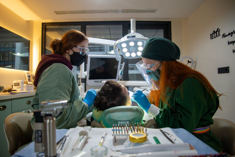 Periimplantita: Cum previi infectia la implantul dentar