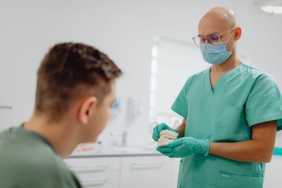 Retractia gingivala: de ce se retrag gingiile si cum sa le tratezi