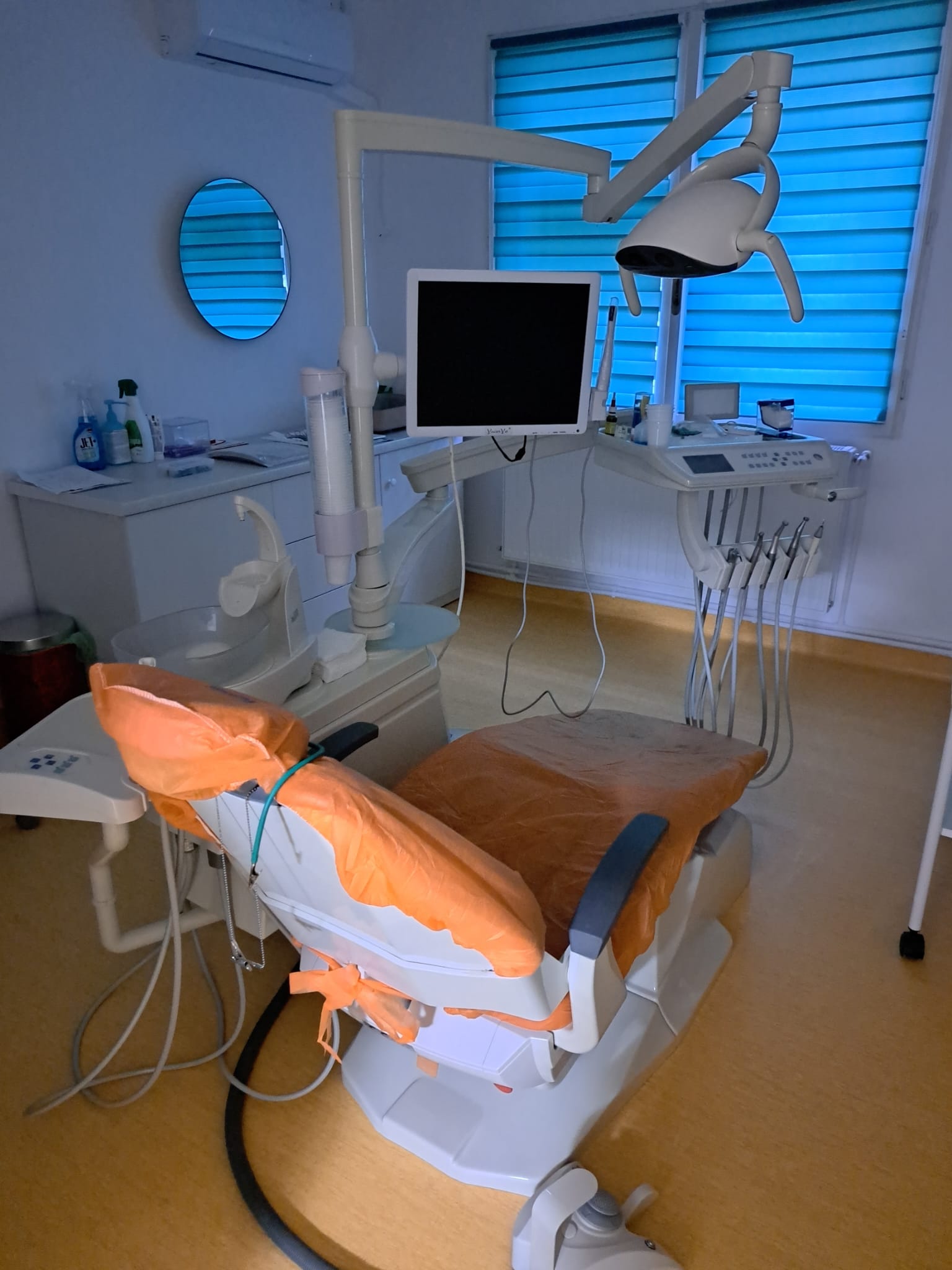 Scaun dentar cu echipament digital